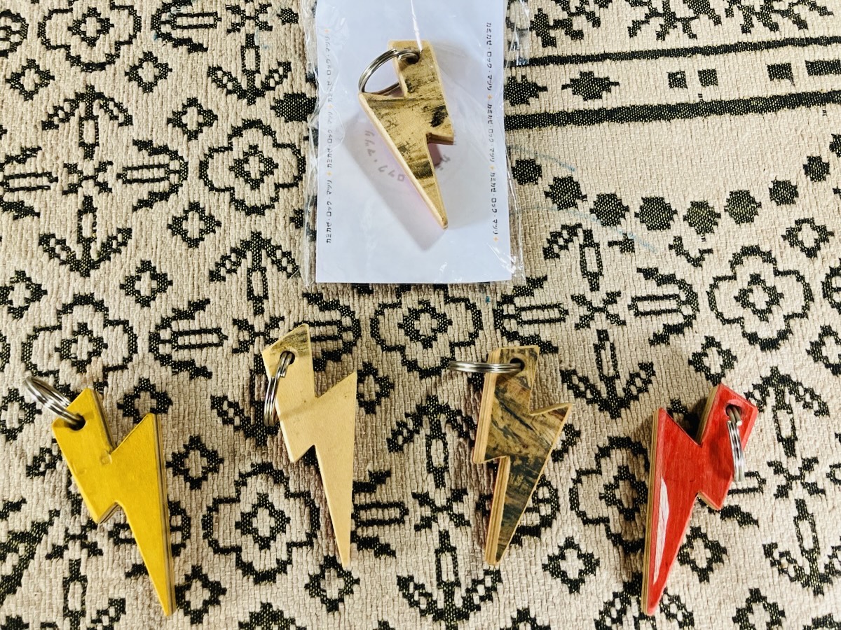 木製イナヅマキーホルダー